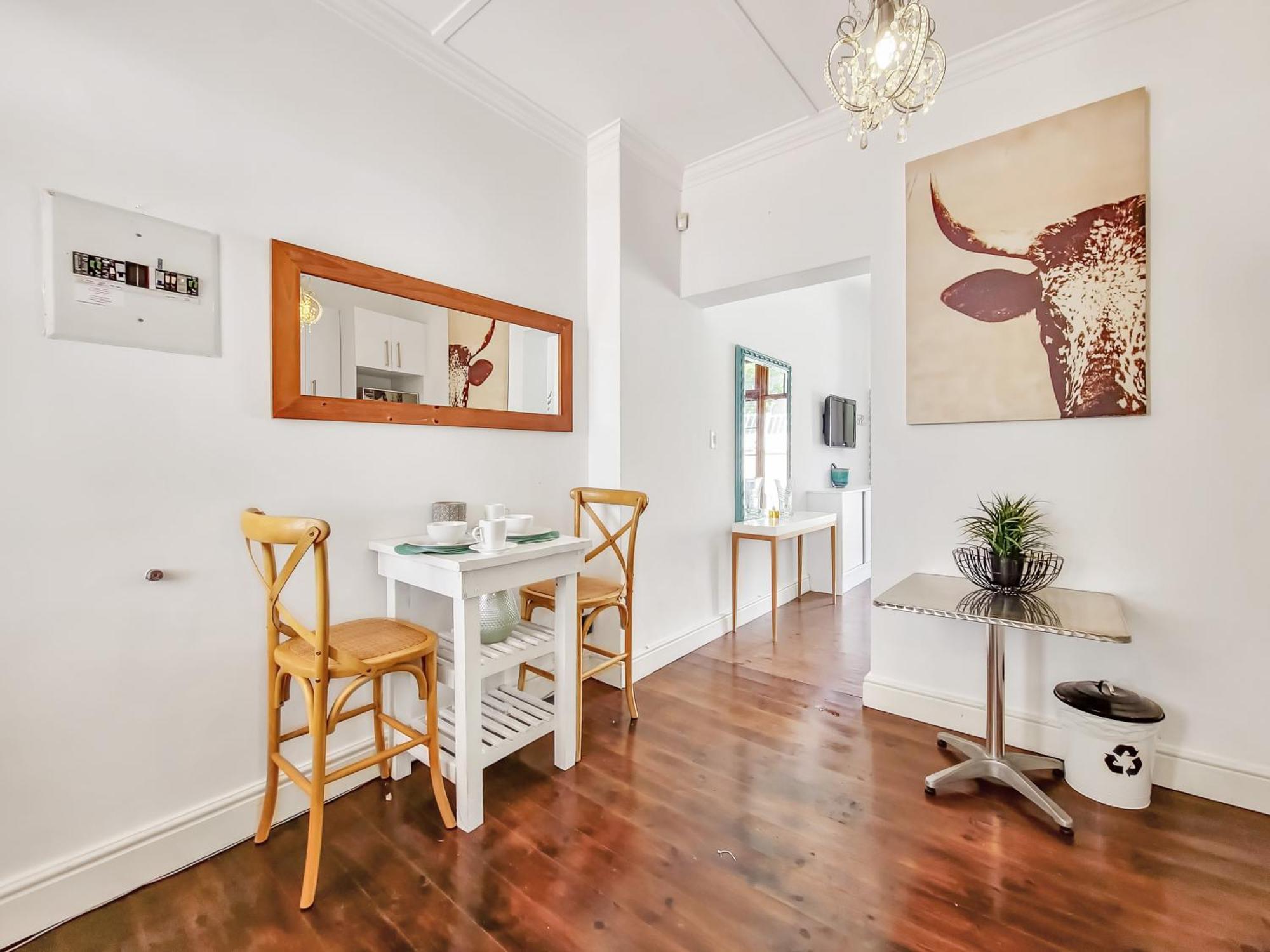 Apartment 8 Minutes From And Promenade Cape Town
